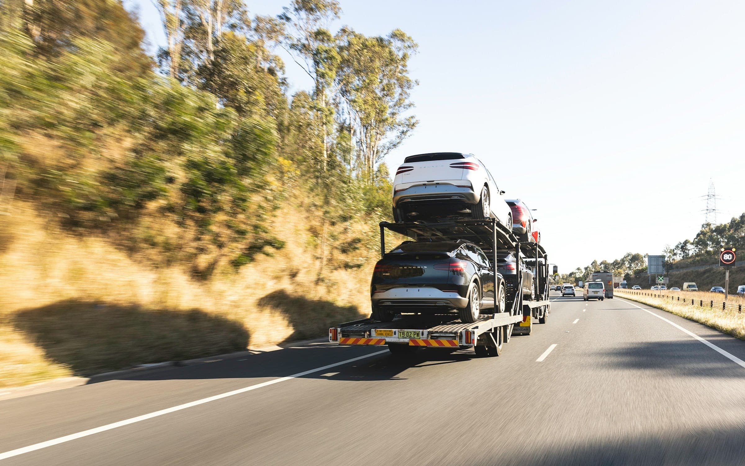 Kamion za prevoz automobila na autoputu