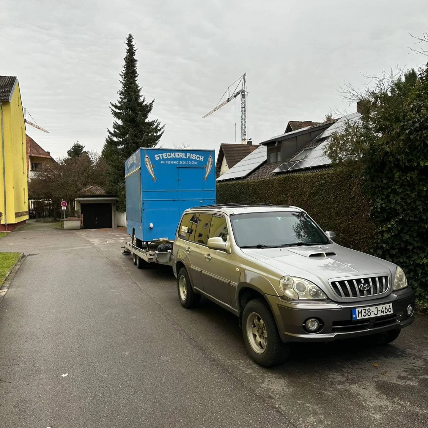 Terensko vozilo SMG Transport vuče plavu prikolicu-kiosk