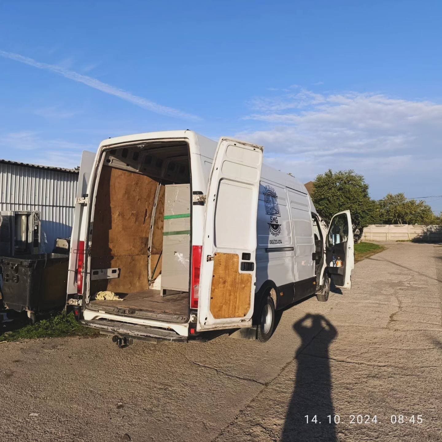 Otvoren kombi SMG Transport sa praznim tovarnim prostorom spreman za utovar