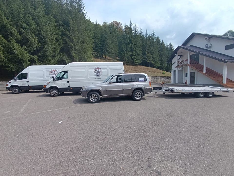 Vozni park SMG Transport: dva kombija, terensko vozilo i prikolica za automobile